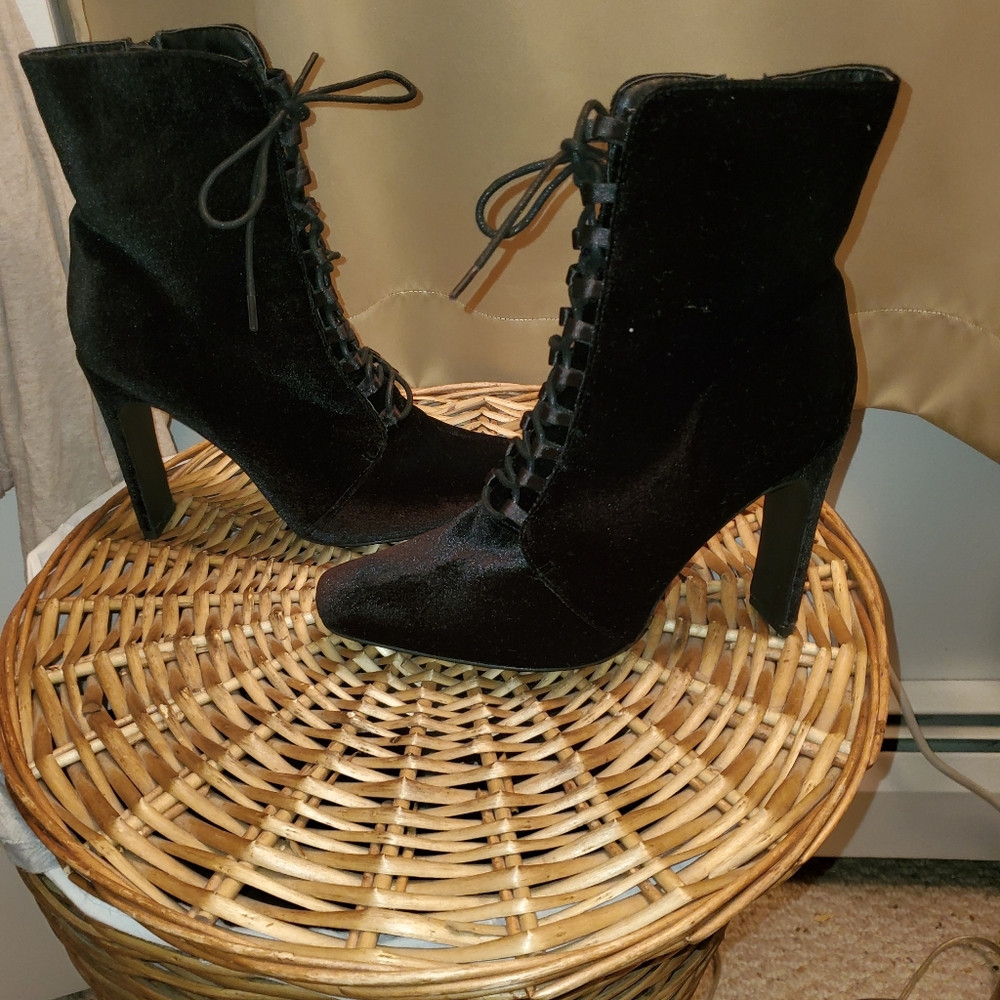 Womens lace-up suede bootie